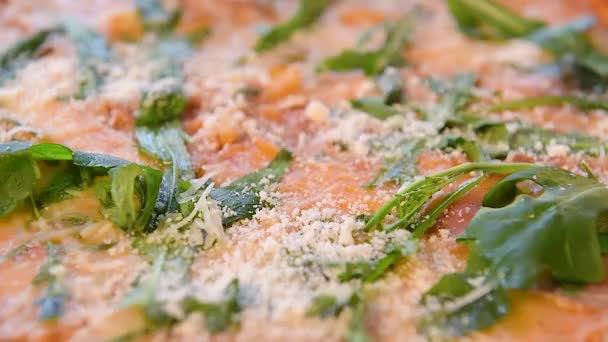 Frische Pizza Aus Dem Ofen Mit Rucola Salami Kirschtomaten Und — Stockvideo