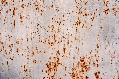 Çatlakları ve çizikleri olan metal bir duvarın dokusu arka plan olarak kullanılabilir.