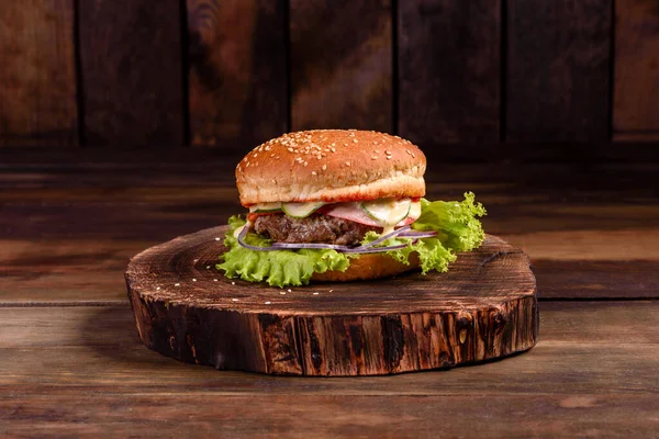 Hambúrguer Caseiro Grelhado Saboroso Com Carne Tomate Queijo Pepino Alface — Fotografia de Stock