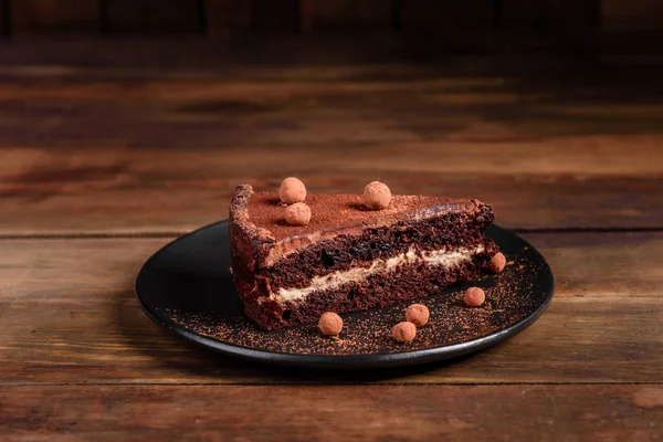 Кусок Вкусного Шоколадного Торта Ягодами Сливками Шоколадным Порошком — стоковое фото