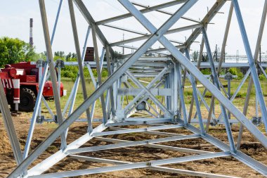 Alttan gelen yüksek voltajlı elektrik direği. Yüksek voltajlı bir elektrik kulesi. Yüksek voltajlı güç iletim kulesi.