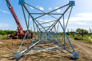 Alttan gelen yüksek voltajlı elektrik direği. Güç iletim kulesi