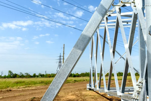 Alttan Gelen Yüksek Voltajlı Elektrik Direği Güç Iletim Kulesi — Stok fotoğraf