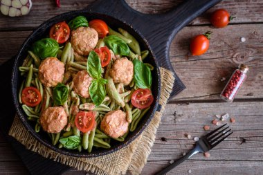 Köfteli, soslu, kiraz domatesli ve fesleğenli leziz taze makarna. İtalyan Akdeniz mutfağı