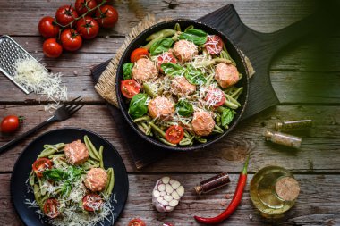 Köfteli, soslu, kiraz domatesli ve fesleğenli leziz taze makarna. İtalyan Akdeniz mutfağı