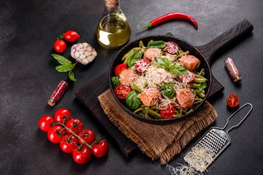 Köfteli, soslu, kiraz domatesli ve fesleğenli leziz taze makarna. İtalyan Akdeniz mutfağı