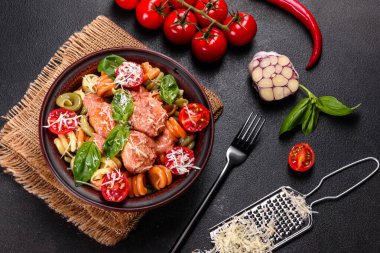 Köfteli, soslu, kiraz domatesli ve fesleğenli leziz taze makarna. İtalyan Akdeniz mutfağı