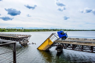 Nehir boyunca köprü yapılarının tahrip edilmesi ve bölümlerin suya dökülmesi. Köprüde kamyon kazası.