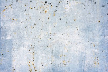 Çatlakları ve çizikleri olan metal bir duvarın dokusu arka plan olarak kullanılabilir.