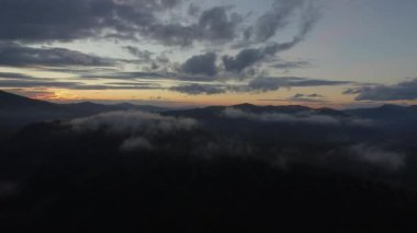Dağların üzerinden gün batımı