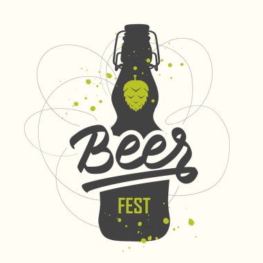 İçecek menüsü. Vektör çizim şişe kroki tarzı pub ile. Bira partisi poster. Alkollü içecekler. El yazısı mürekkep yazı.