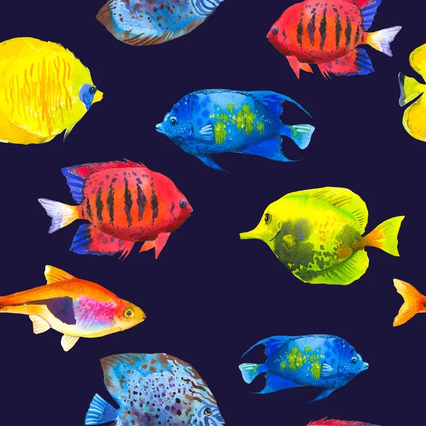 Nahtloses Muster mit tropischen Fischen. Aquarell-Illustration mit handgezeichneten Aquarien exotischer Fische auf schwarzem Hintergrund. — Stockfoto