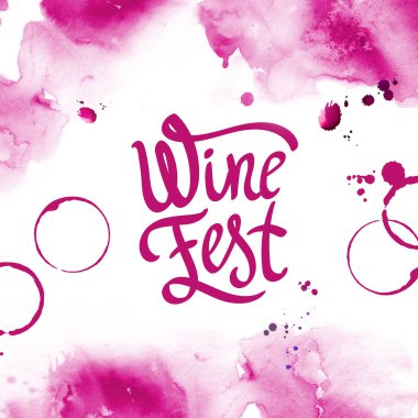 Suluboya resim pour kırmızı şarap ve İçecek listesini oldi izleri. Menekşe poster. Şarap Festivali. Fırça hat öğeleri tasarımınız için. El yazısı mürekkep yazı.