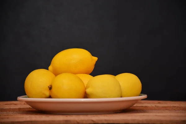 Masanın üzerinde sulu limon