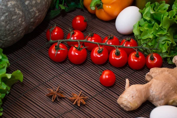 Tahta bir masada sebzeler