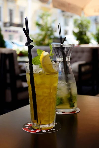  ahşap masa limonata