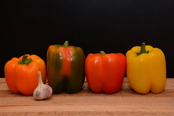  Renkli biber ve sarımsak bir ahşap tablo