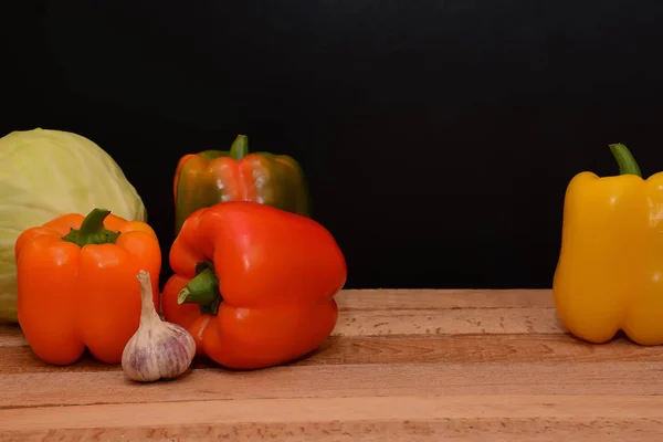  Renkli biber lahana ve sarımsak bir ahşap tablo