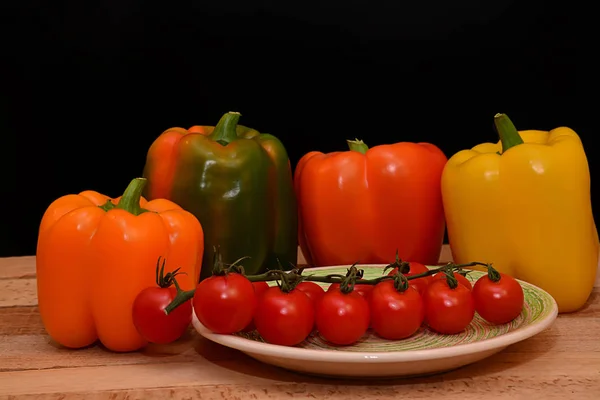 Biber ve domates ahşap bir masa üzerinde renk