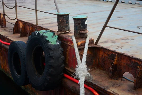  Deniz sahilinde iskele