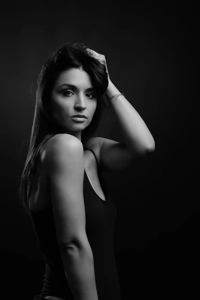 Bir kızın siyah ve beyaz fotoğraf