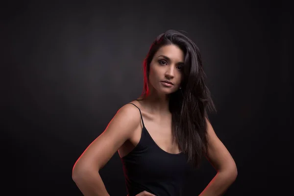 Siyah arka planda bir kız