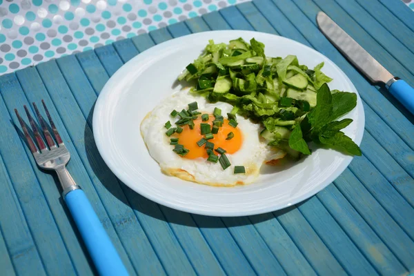 İştah açıcı omlet beyaz tabakta lahana salatası ile