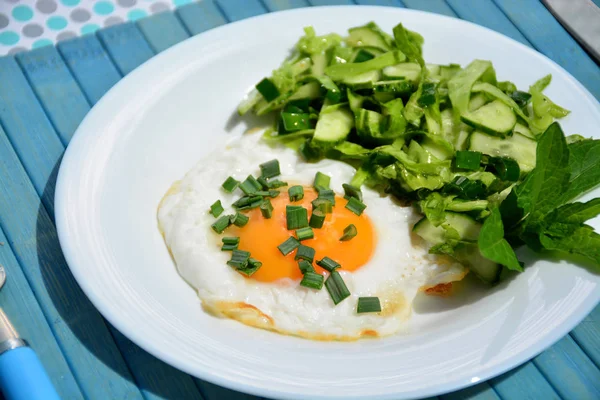 İştah açıcı omlet beyaz tabakta lahana salatası ile