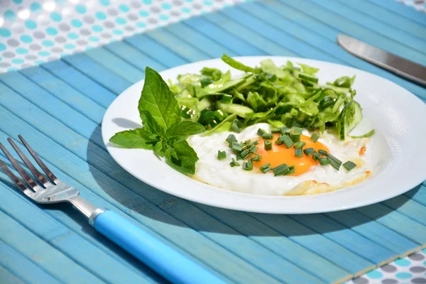 İştah açıcı omlet beyaz tabakta lahana salatası ile