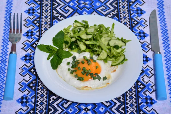 İştah açıcı omlet beyaz tabakta lahana salatası ile