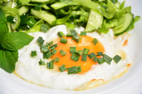 İştah açıcı omlet beyaz tabakta lahana salatası ile