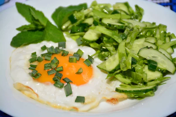 İştah açıcı omlet beyaz tabakta lahana salatası ile