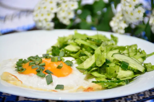 İştah açıcı omlet beyaz tabakta lahana salatası ile