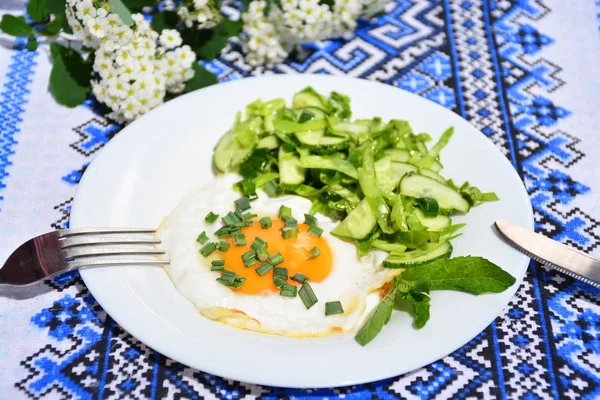 İştah açıcı omlet beyaz tabakta lahana salatası ile