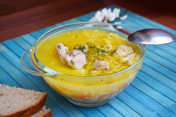 Mavi bir arka plan üzerinde tavuk etli çorba