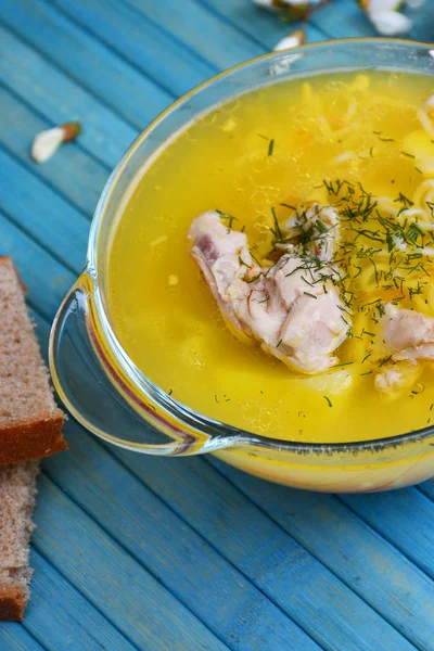 Mavi bir arka plan üzerinde tavuk etli çorba