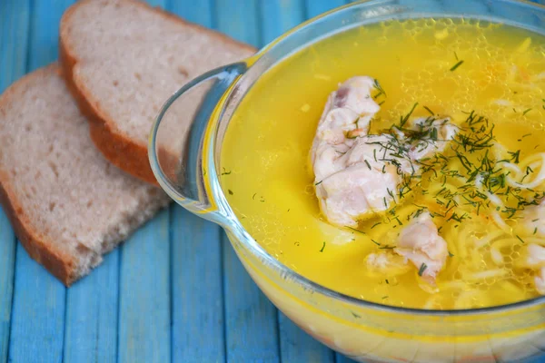 Mavi bir arka plan üzerinde tavuk etli çorba