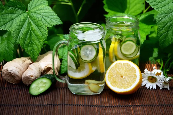 Frissítő ital, uborka, citrom és gyömbér — Stock Fotó