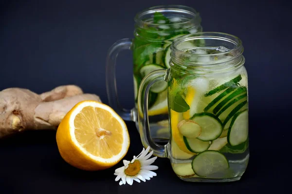 Salatalık, limon ve zencefil serinletici içecek