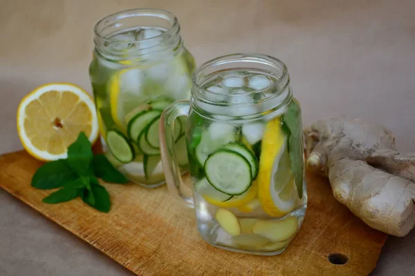 Salatalık, limon ve zencefil serinletici içecek