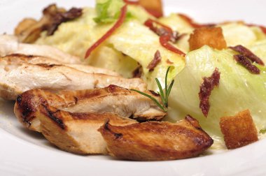 Lahanalı tavuk göğsü, İtalyan yemeği, lezzetli yemek fişi, ilk yemek, restoran yemeği, yakın çekim. 