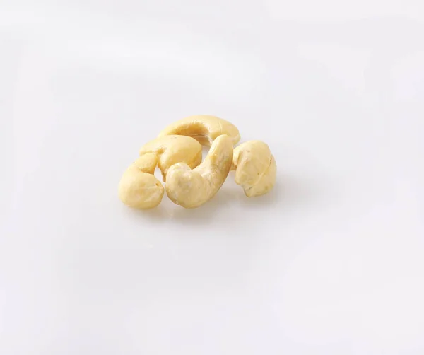 Beyaz arkaplanda kaju fıstığı