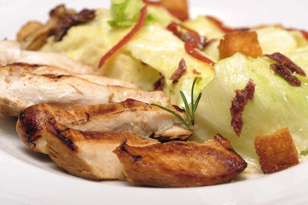 Lahanalı tavuk göğsü, İtalyan yemeği, lezzetli yemek fişi, ilk yemek, restoran yemeği, yakın çekim. 