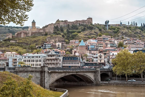 Georgië, Tbilisi. Uitzicht vanaf de linker oever van de rivier de Koera in t — Stockfoto