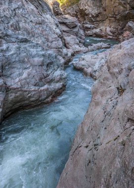 White Mountain kayalık gorge nehirde. Granit Canyon.