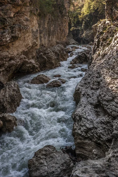 Rough river in Khadzhokhsky gorge . — Stock Photo, Image