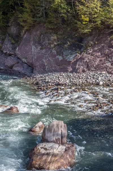 White Mountain River nella gola rocciosa. Canyon di granito . — Foto Stock