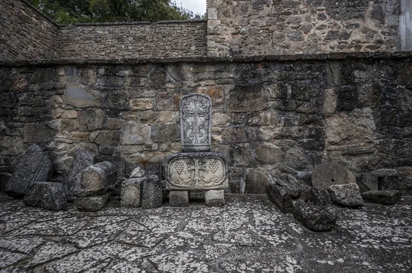 ウクライナ クリミア半島 Stary Krymの町 14世紀に建設された聖十字架修道院 Holy Cross Monastery 教会の入り口の前にある修道院の中庭 — ストック写真