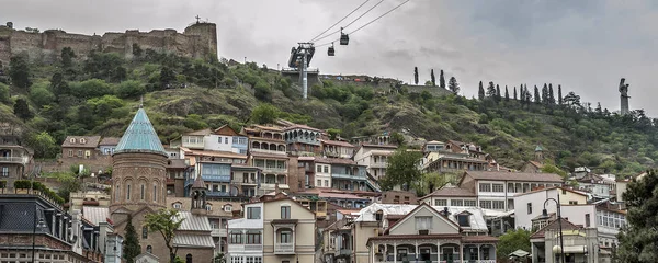 Georgië, Tbilisi. Uitzicht vanaf de linker oever van de rivier de Koera in t — Stockfoto