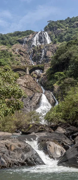 Dudhsagar şelale ile mevcut demiryolu Köprüsü.